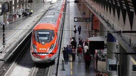 Tren Iryo entrando a una estación