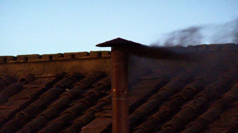 La fumata negra en la chimenea del Vaticano