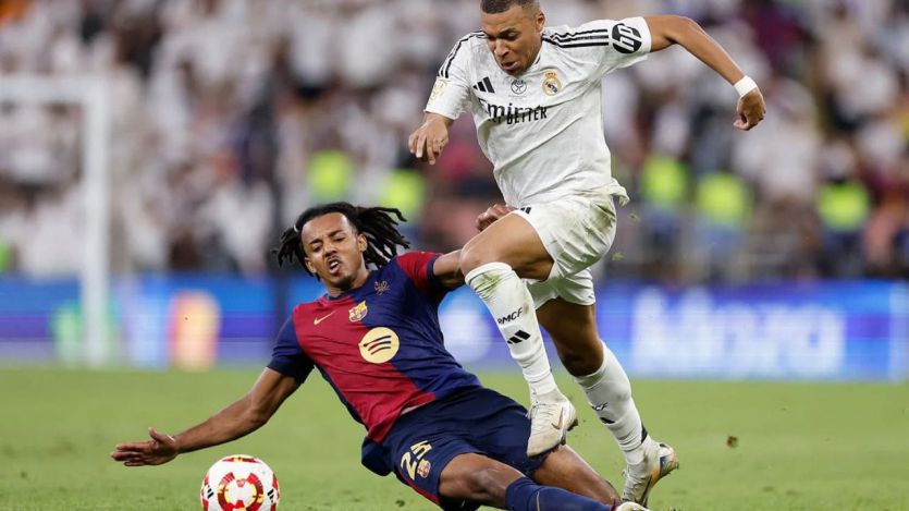 Kylian Mbappé, en un clásico, ante su compatriota Koundé