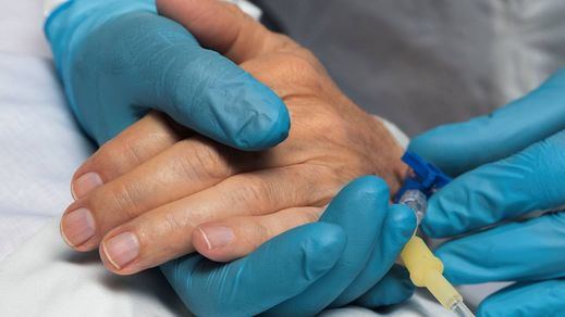 Doctor poniendo cánula