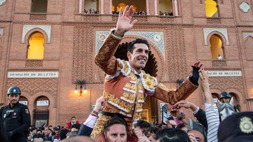 Alejandro Talavante. tras ser sacado a hombros de la plaza de Las Ventas.