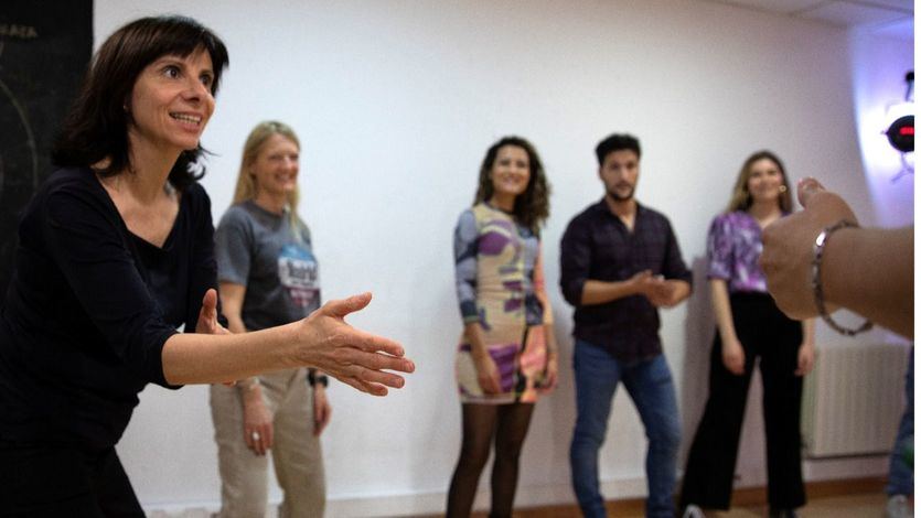 La directora Silvia Navarro durante una clase.