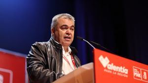 El PSOE denuncia "acoso" por parte de una periodista de 'OkDiario' a Santos Cerdán en su domicilio