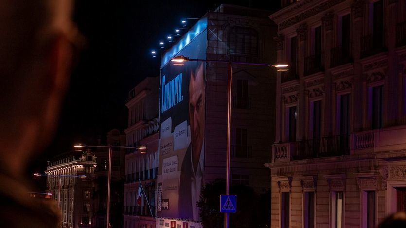 Retirada de la lona de Pedro Sánchez colocada por HazteOir.org