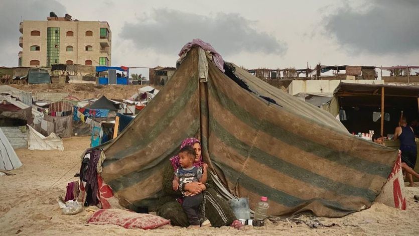 Una madre y su hijo en Gaza