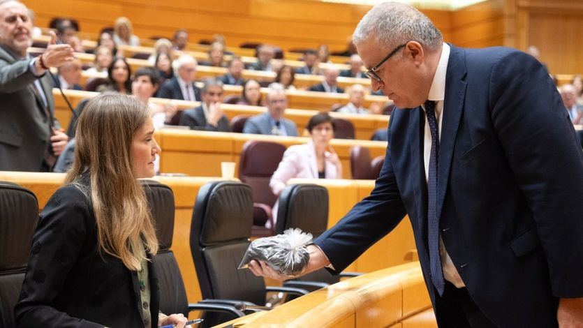 Francisco Bernabé deja la bolsa con residuos ante Aagesen