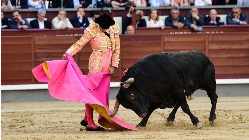 Una de las bellas verónicas de Fortes a su primer toro.