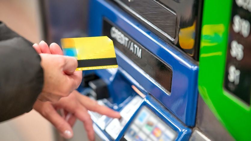 Sacando dinero en un cajero automático