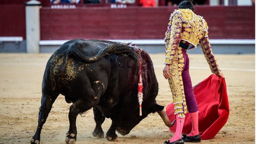 Uno de los pases en redondo de Emilio de Justo a su segundo toro, al que cortó una oreja.