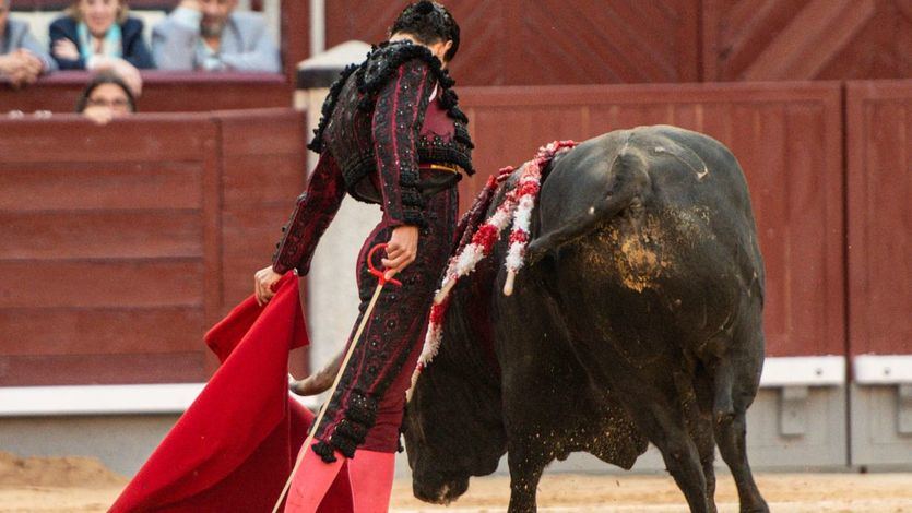 Uno de los buenos naturales de Pablo Aguado al sexto de a tarde, del que cortó una oreja.