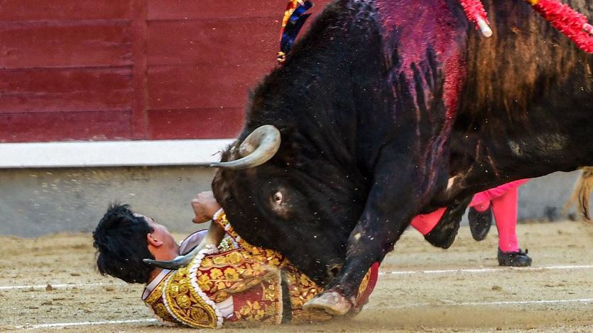 Un momento de la cogida de Juan de Castilla por su primer toro.