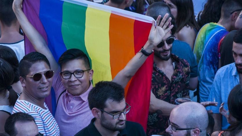 6 meses de cárcel por insultos homófobos y quemar una bandera LGTBI