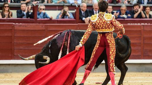 Roca Rey muletea a su primer enemigo de este jueves en Las Ventas. 