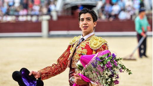El novillero dando la vuelta al ruedo, la única en toda la tarde, tras matar al quinto.
