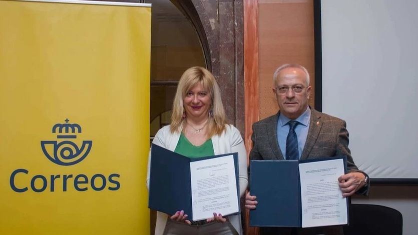 Leire Díez, directora de Relaciones Institucionales de Correos y Manuel Mirás, presidente de la Asociación de Municipios del Camino Inglés