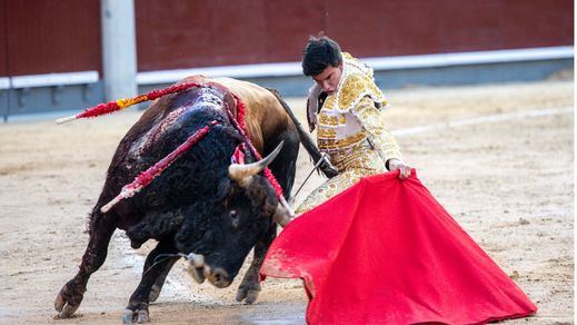 Alejandro Peñaranda en un pase por bajo a su segundo toro.