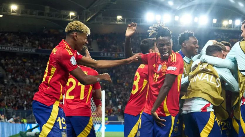 Yamal y Nico Williams celebran un gol de España