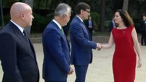 Ayuso dice que la "maniobra del pinganillo" era para "hacernos sentir extranjeros en nuestra propia casa"