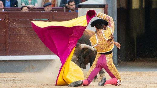 Samuel Navalón recibiendo de rodillas a su primer toro al salir de chiqueros. 