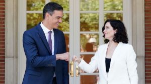 Ayuso, sobre Sánchez: "Le da igual todo... lo único que le queda es comer chicle y poner los pies encima de la mesa"