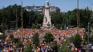 Feijóo se da un baño de masas rodeado del PP madrileño y los ex presidentes Aznar y Rajoy