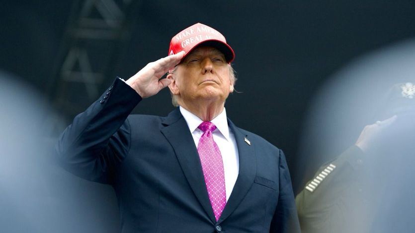 Donald Trump saluda a las tropas