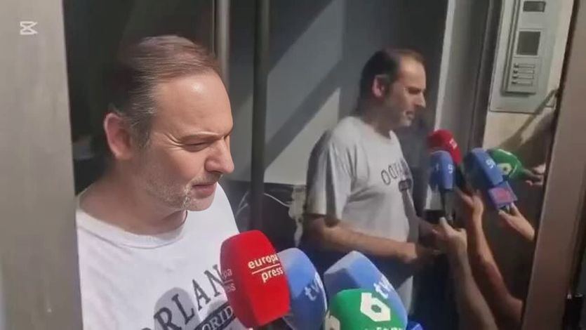 Ábalos atiende a los medios en su casa de Valencia