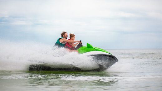 Conduciendo moto de agua