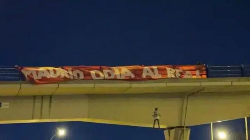 El muñeco de Vinicius que colgó de un puente