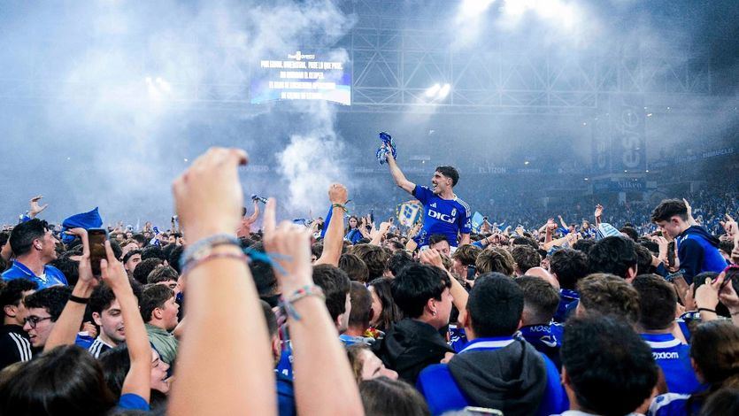 Real Oviedo celebrando el ascenso a Primera