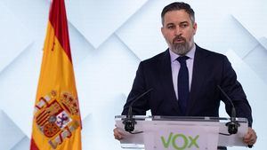 Abascal eleva el tono contra Sánchez: "Se maquilla para dar pena... merece una camisa de fuerza"