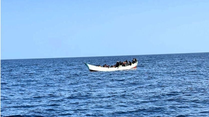 Cayuco rescatado por Salvamento Marítimo