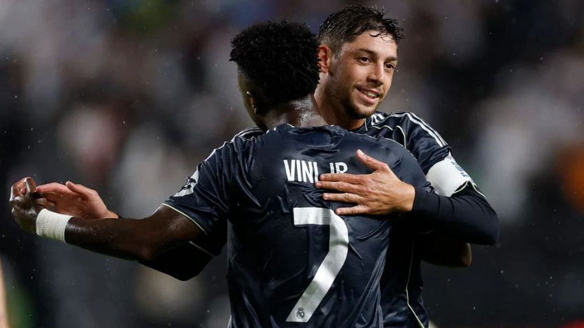 Vinicius y Valverde celebran un gol