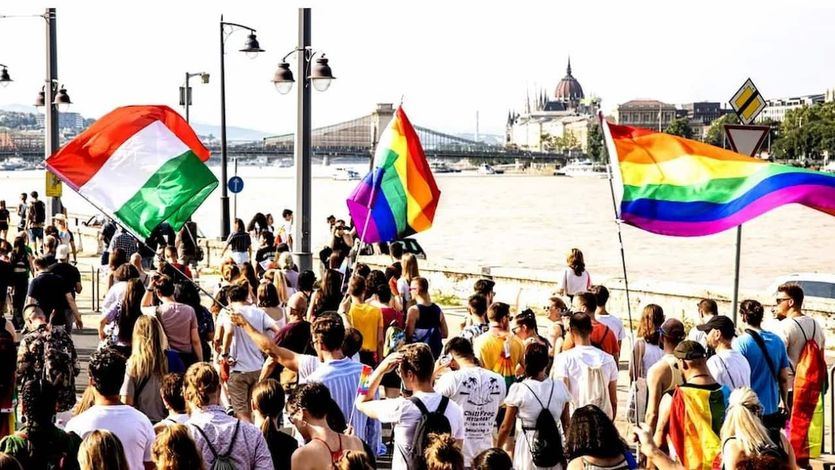 Manifestantes LGTBI+ en Budapest