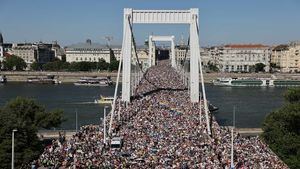 El Orgullo en Budapest, un éxito: miles de personas llenan la capital húngara con banderas LGTBI+
