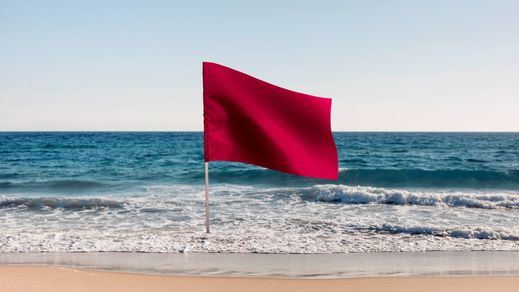 Bandera roja en la playa