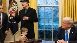 Trump ironiza con la posibilidad de deportar a Musk, mientras el magnate insiste en crear un tercer partido