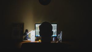 Los hackers que filtraron datos personales del Gobierno y otras personalidades, en libertad con cargos
