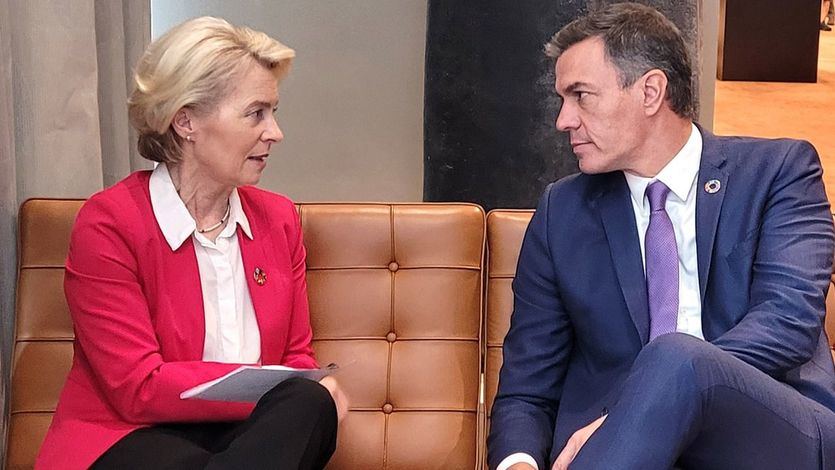 Pedro Sánchez, junto a la presidenta de la Comisión Europea, Ursula von der Leyen