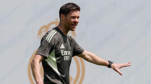 Xabi Alonso, dirigiendo un entrenamiento