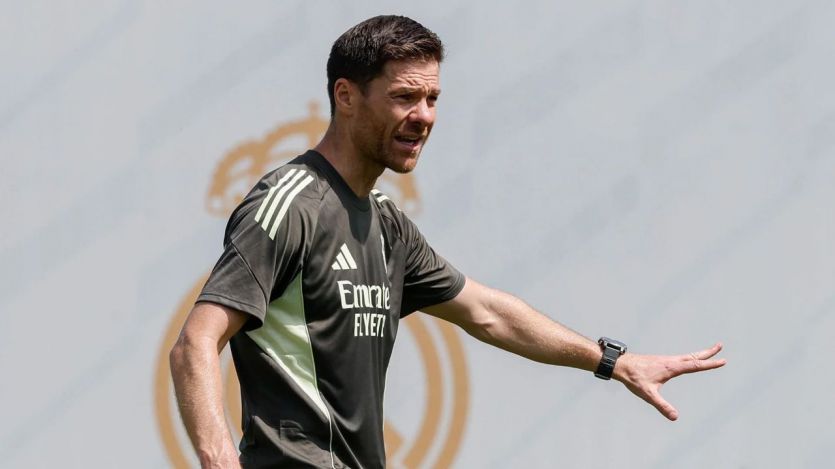 Xabi Alonso, dirigiendo un entrenamiento