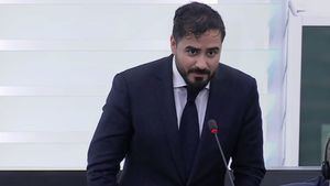 Alvise admite haber cobrado 100.000 euros en negro, pero niega que fuera para financiar su partido