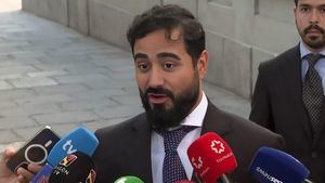 Alvise se peleó en directo con la prensa: les insultó y los periodistas le dejaron plantado