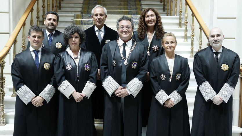 El Fiscal General del Estado posa con los nuevos fiscales de Delitos Económicos y Delitos contra la Administración Pública