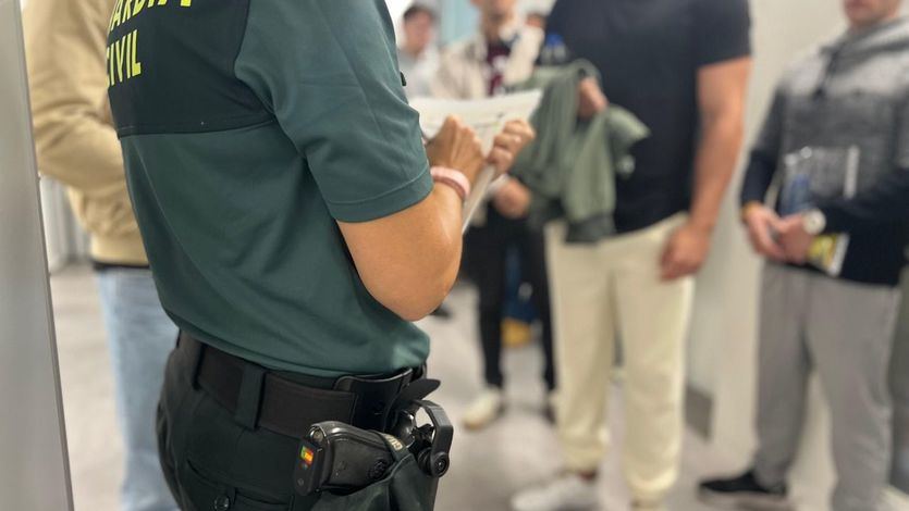Una agente de la Guardia Civil