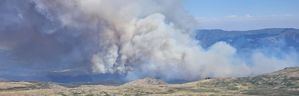 El incendio en Navaluenga (Ávila) avanza sin control: "El fuego está a 30 metros del pueblo"