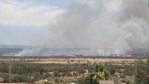 El viento agrava el incendio de Valdecaballeros (Badajoz): 2.500 hectáreas quemadas y 500 evacuados