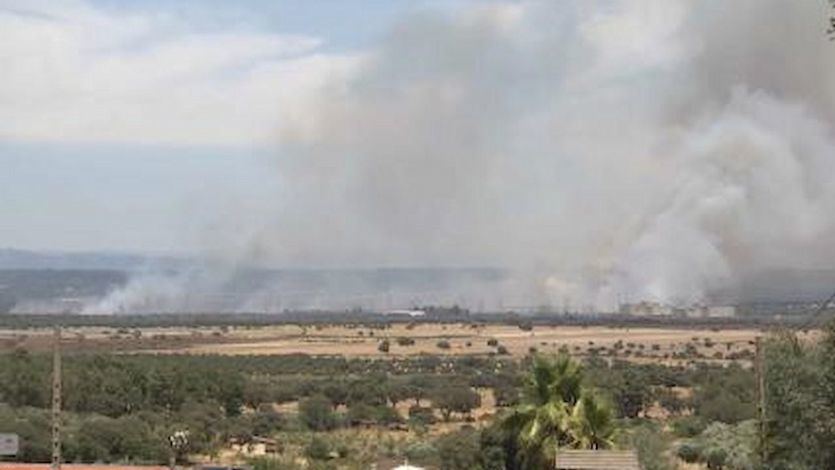 El viento agrava el incendio de Valdecaballeros (Badajoz): 2.500 hectáreas quemadas y 500 evacuados