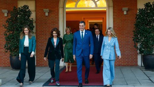 Pedro Sánchez junto a las 3 vicepresidentas