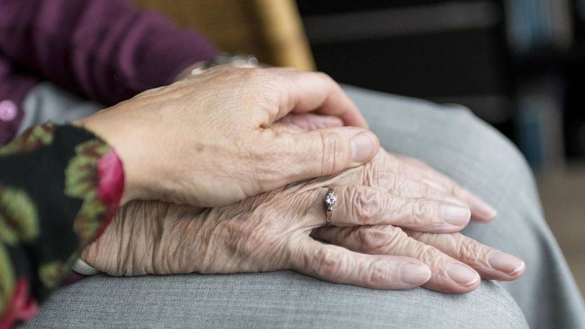 Cómo funciona la teleasistencia y por qué es cada vez más necesaria